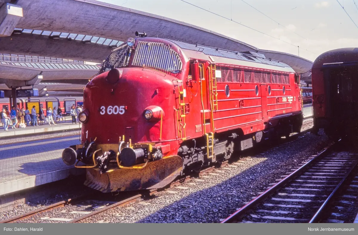 Diesellokomotiv Di 3 605 på Oslo sentralstasjon