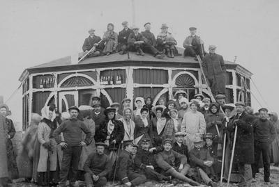Turister ved paviliongen på Nordkapp rundt 1900 (Foto/Photo)
