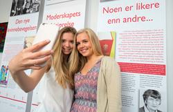 Kvinnemuseet, Kongsvinger museum, Hedmark. Jenter tar selfie