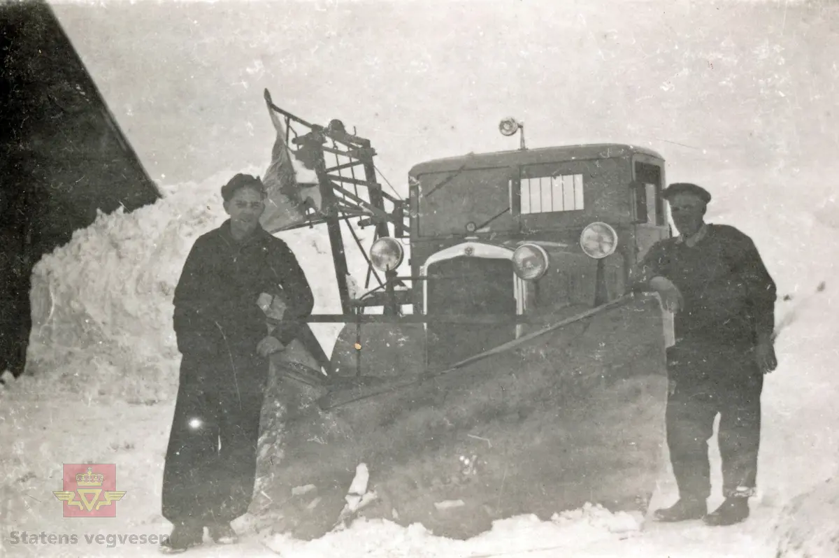 Snøbrøyting på Ørskogfjellet. Til venstre sjåfør John Misfjord, til høyre er en ukjent person fra Vestnes stående ved Scania Vabis lastebil.
(Kilde: Merking bak på bilde)