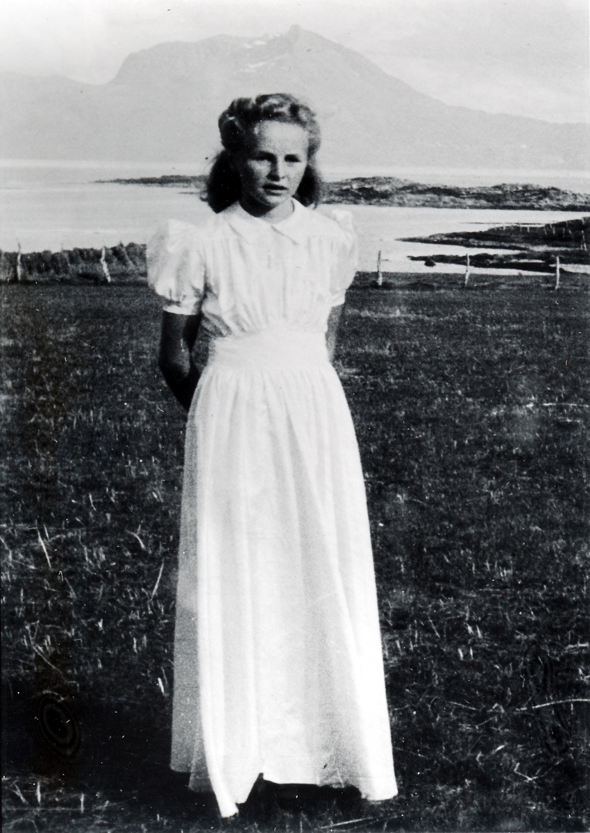 Erna Stangnes (gift Eriksen) f. 1931, som konfirmant.Tranøy 1947