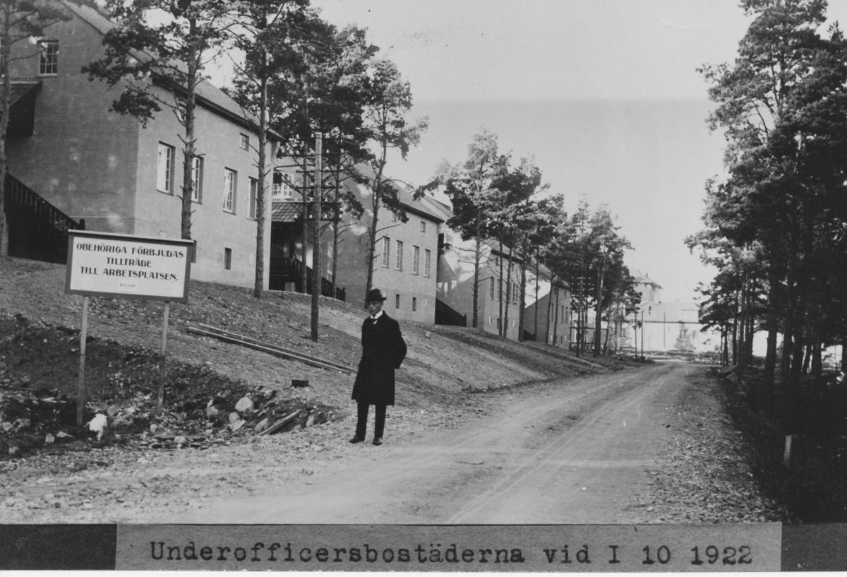 Kasernbygget i Strängnäs 1916-1923

Fyra av de total sex underofficersvillorna längs Regementsgatan 1922. 
Vi ser byggnaderna 17, 16, 15 och 14.
Varje villa rymde två familjer med ingång från gavlarna. Förutom uoff bodde också maskinpersonal i dessa hus.