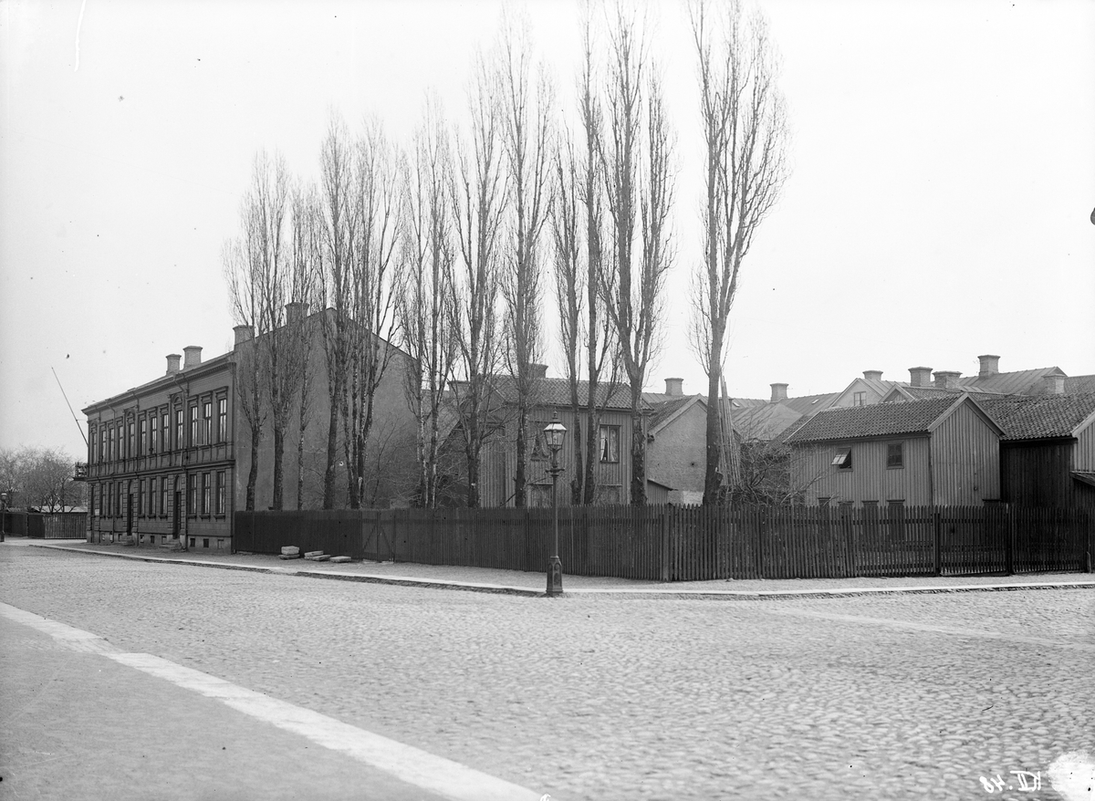 Kapellgatan nr 3 och 5, mellan Skol- och Nygatorna i Jönköping. Bilden visar tomten före Tingshusets uppförande år 1908.