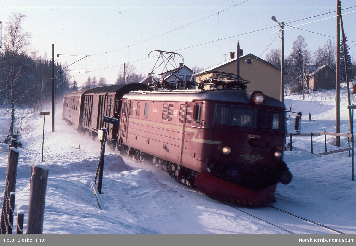 Elektrisk lokomotiv El 11 2145 med persontog 291 fra Gjøvik rett nord for Raufoss stasjon