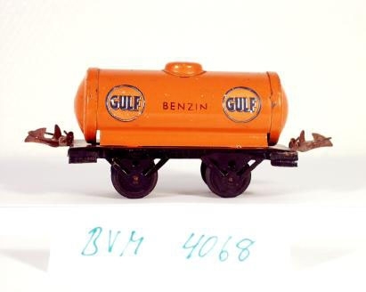 Modell av tankvagn, orange med reklam för Gulf.
Spårvidd 0