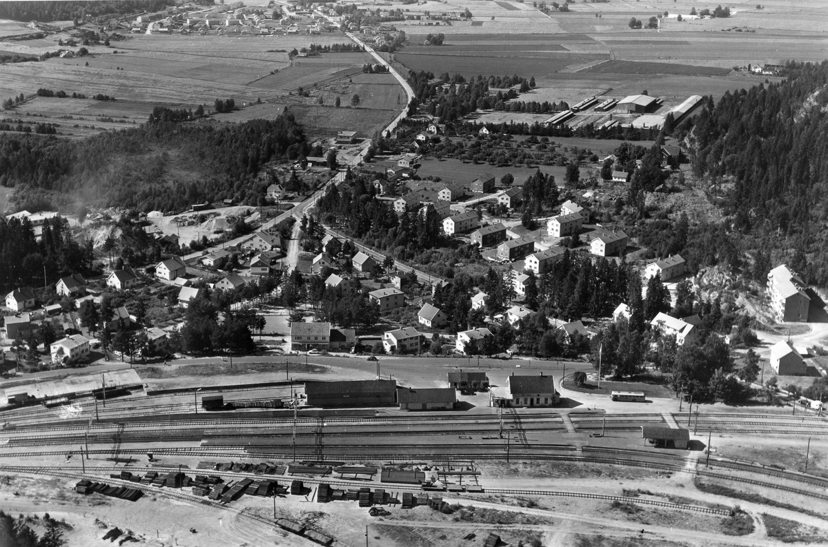 Flyfotoarkiv fra Fjellanger Widerøe AS, fra Porsgrunn Kommune. Eidanger Station og Vallermyrene Leir. Fotografert 27.07.1963 av Edmond Jaquet