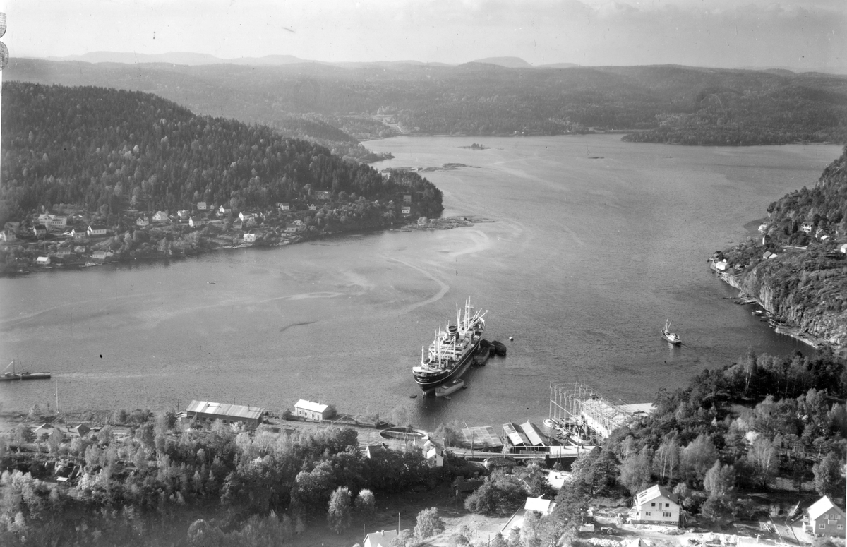 Flyfotoarkiv fra Fjellanger Widerøe AS, fra Porsgrunn Kommune. Trosvik Verksted, Brevik. Fotografert 13.10.1955. Fotograf Otto Hansen