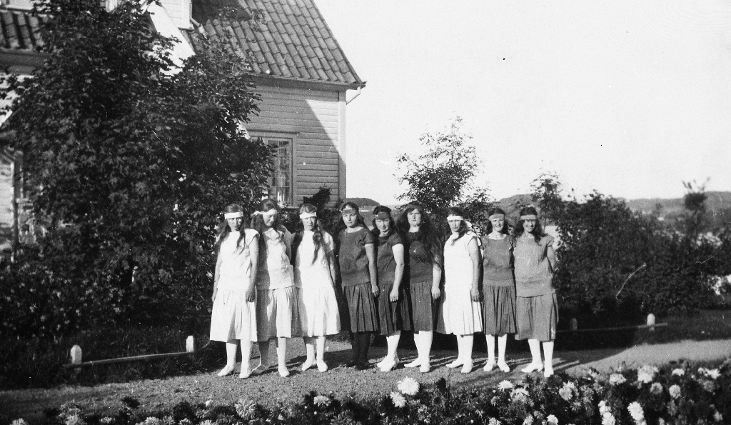 Avgangsgruppa ved Sømme Husmorsskule i 1926. Dei er utkledd i samband med eit opptrinn.