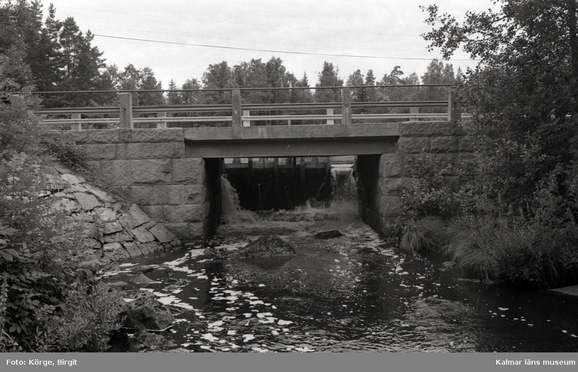 Bro över Hagbyån nordost om Strömsholm i Nybro kommun. Foto, nedströms V-bron från söder.