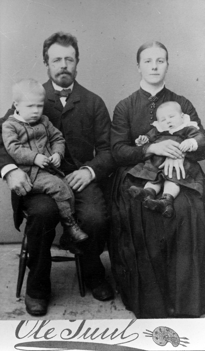 Fredrik Tronslien med frue og to av sine tretten barn