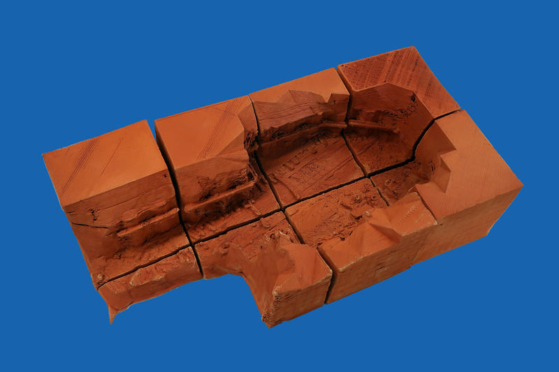 3D printet modell av utgravningsfelt og skipsvrak Palèhaven 1. Materialet er blåleire tatt ut fra Oslo havn. Modellen er delt opp i åtte deler, da 3D printeren bare kan printe i 20x20x20 cm format. (Foto/Photo)