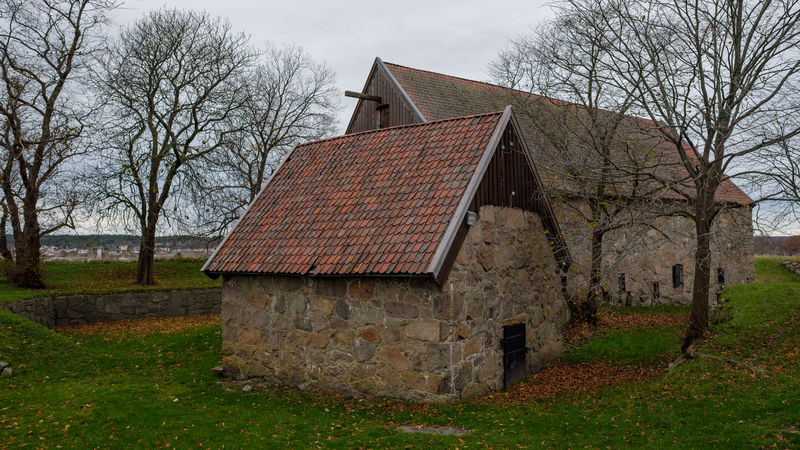 Brønnhuset med proviantmagasinet i bakgrunnen.