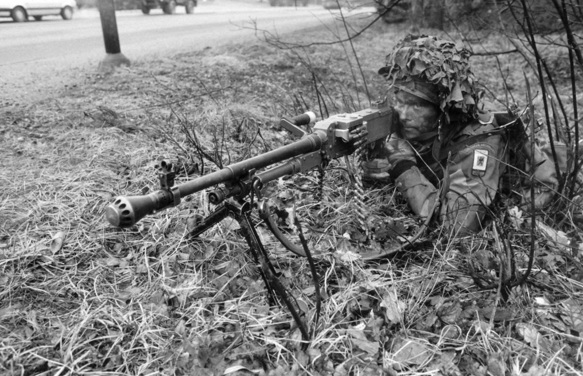 Soldat ur Livkompaniet i eldställning med kulspruta m/58.
Längst fram på pipan ses lösskjutningsanordningen.