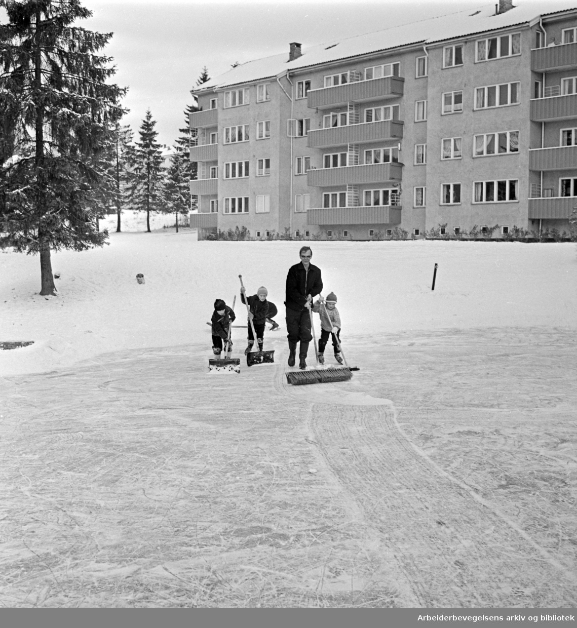 Skøytebanen klargjøres. Årvoll. November 1962.