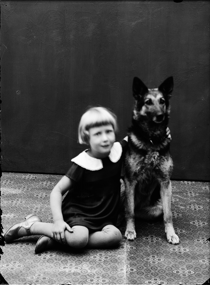 Ateljéporträtt - flicka och hund, Alunda, Uppland