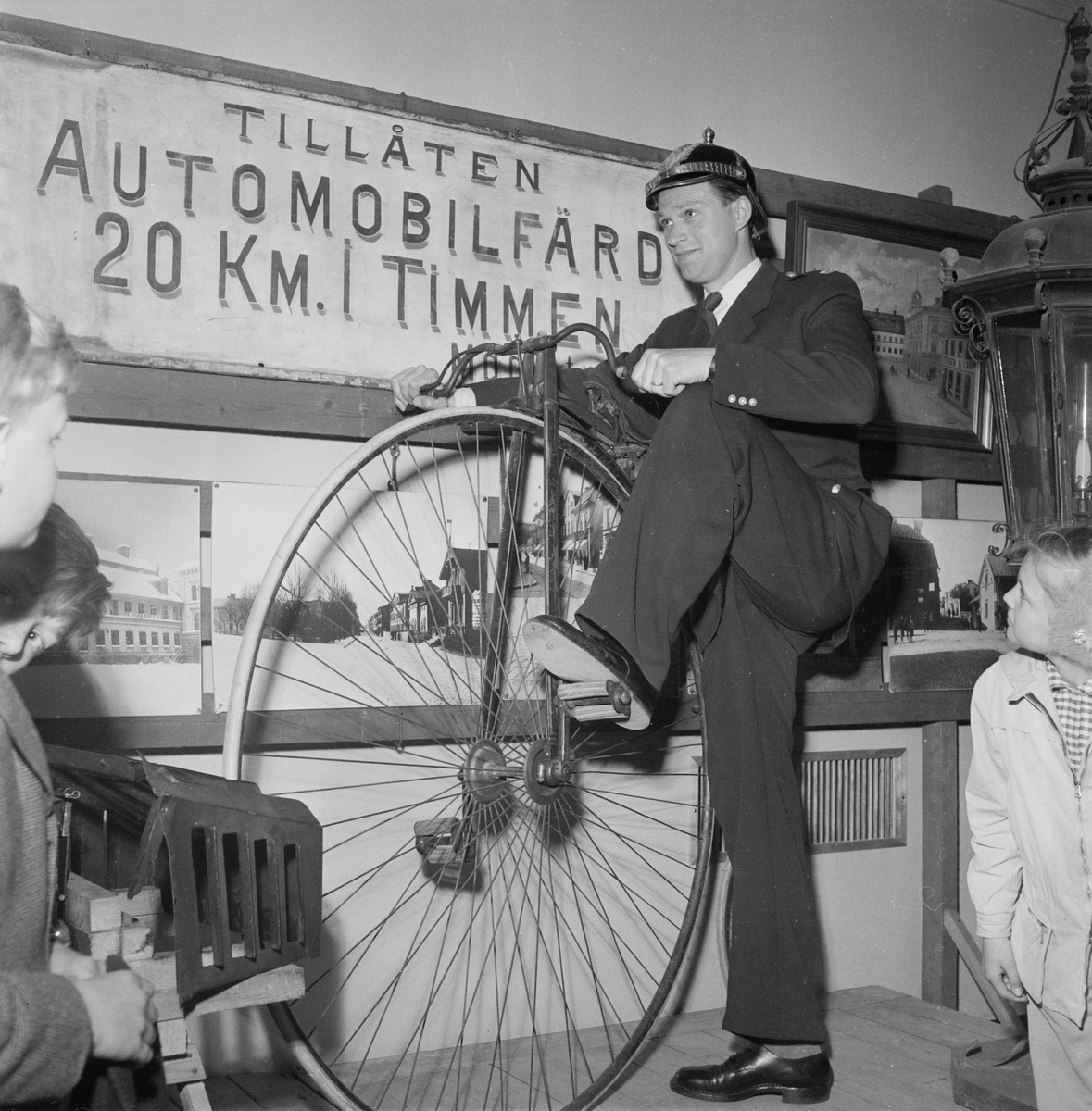 Utställning om linjetrafik - trafikpolis, Uppsala 1952