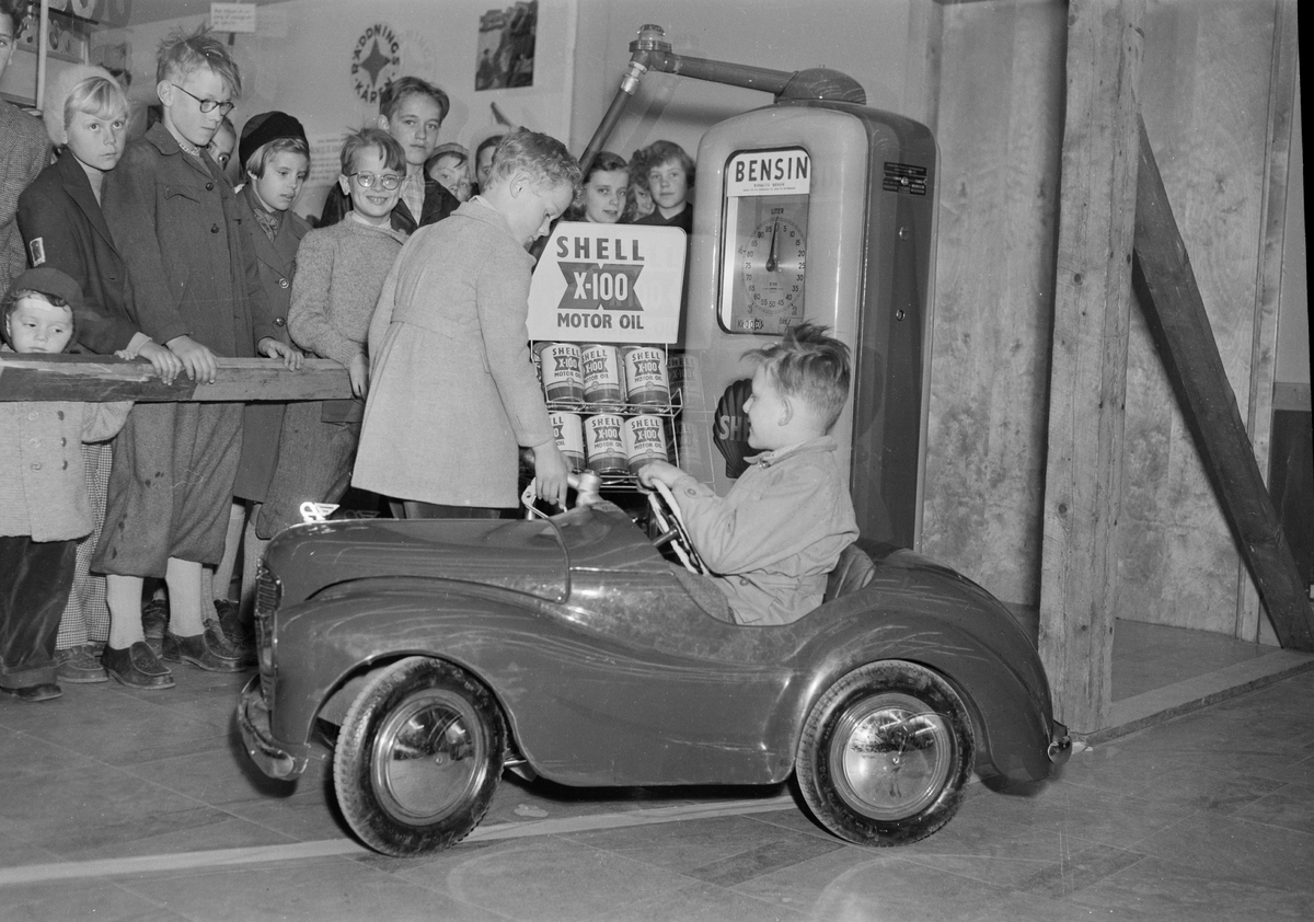Utställning om linjetrafik - pojke i trampbil, Uppsala 1952
