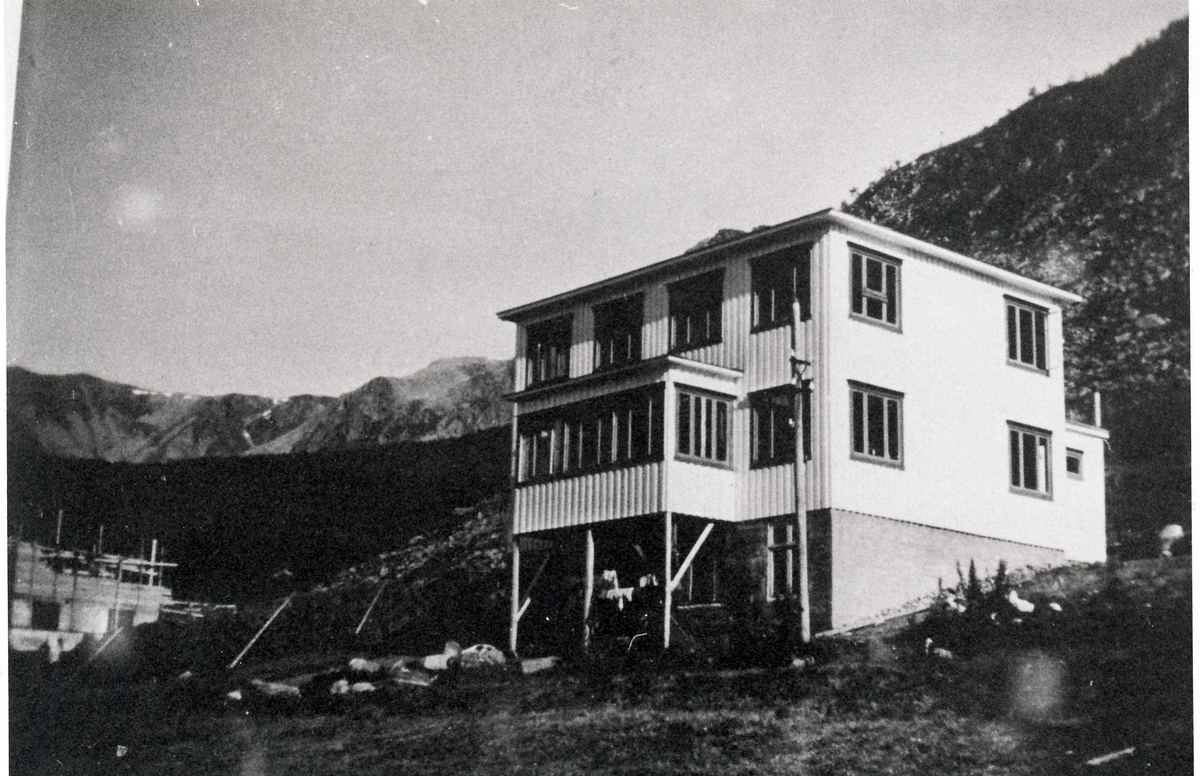 Hus under bygging på Finnes, Torsken 1948