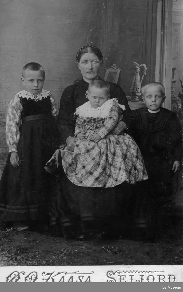 Foto av mor med tre små barn, ukjente identiteter