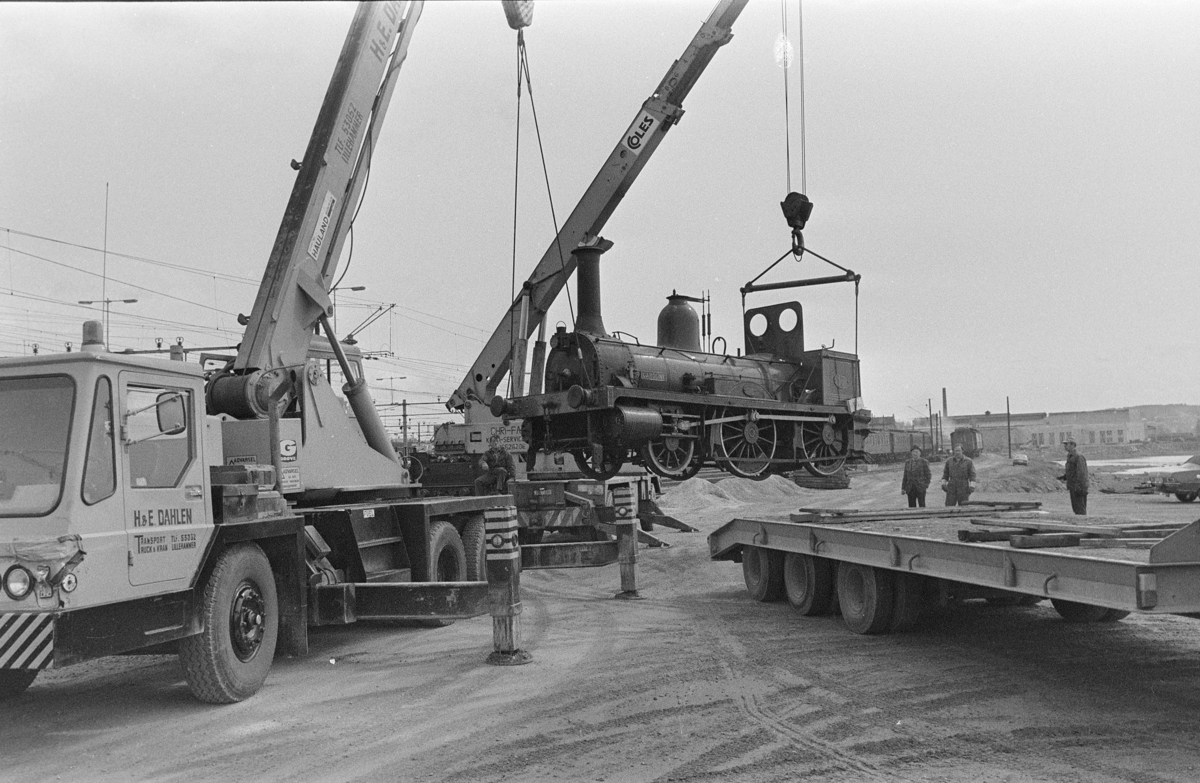 Damplokomotivet Caroline flyttes fra Jernbanemuseet til Hamar Jernbanestasjon under Jernbanedagene 1977. Kranbil H&E Dahlen, lastebil Maskinanlegg,
