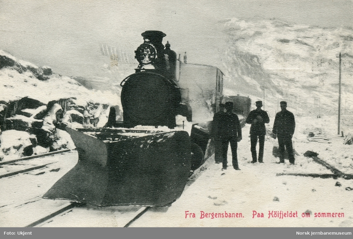 Damplokomotiv type 21a med snøryddingstog på Hallingskeid stasjon