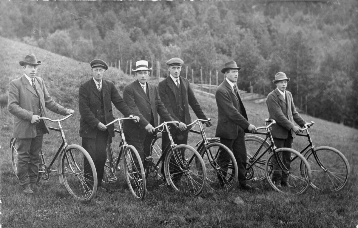 Seks barske karer på sykkeltur
