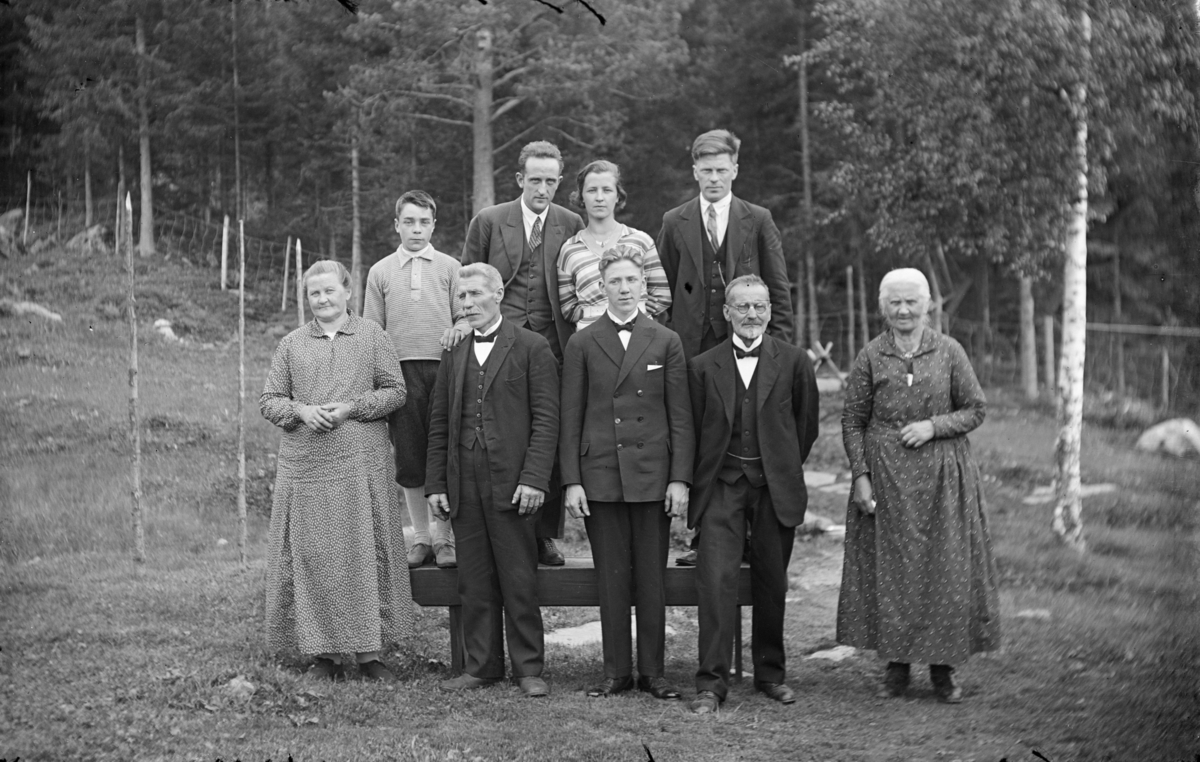 Stor familiegruppe, stående. Karl Olav Moe bakerst til venstre med kona Beathe.
