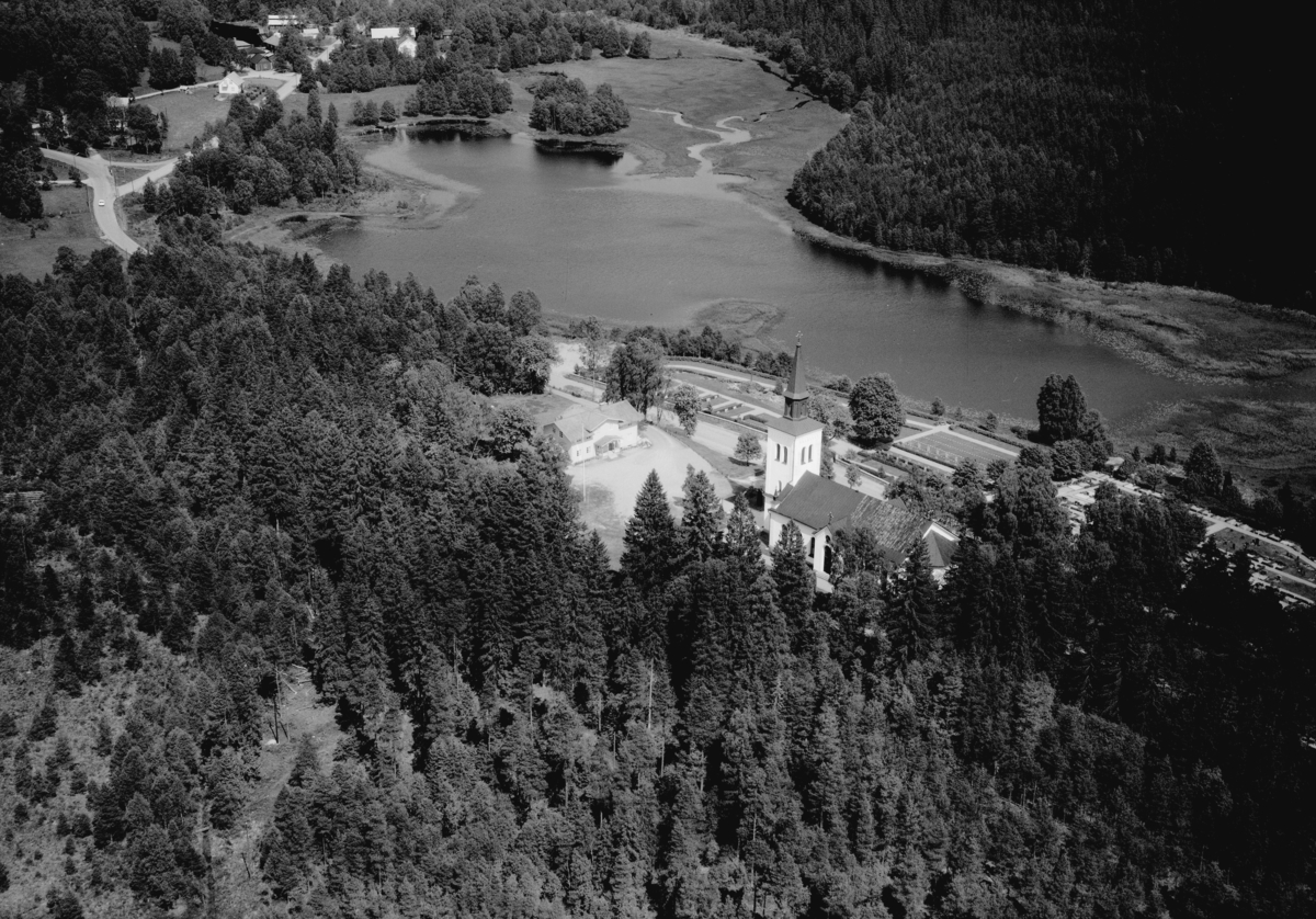 Flygfoto över Gnosjö med kyrkan i förgrunden,  Jönköpings län. Nr: 298/1961