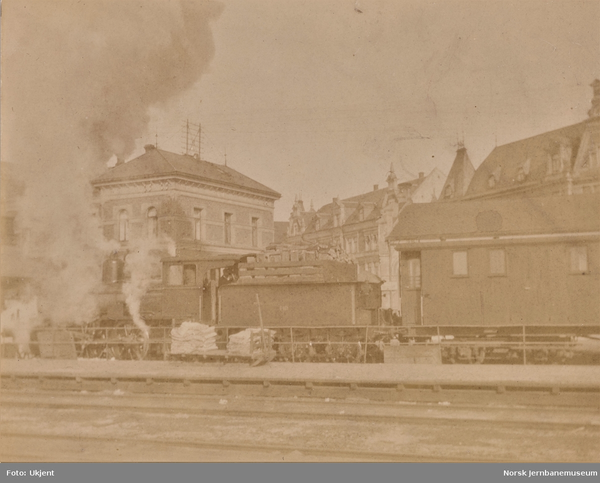 Damplokomotiv type 15c nr. 110  med tog på Hamar stasjon. Lokomotivet fyres med ved