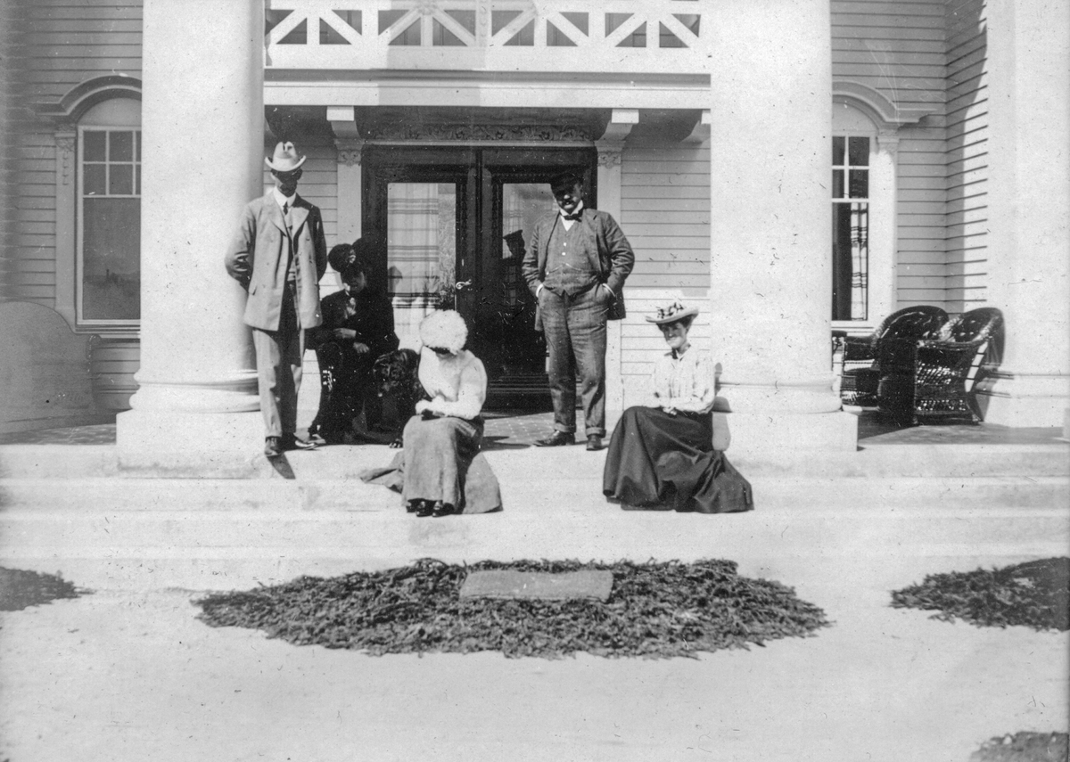 Albert Petersson (?) og Sam Eyde med koner framfor ein villa på Notodden