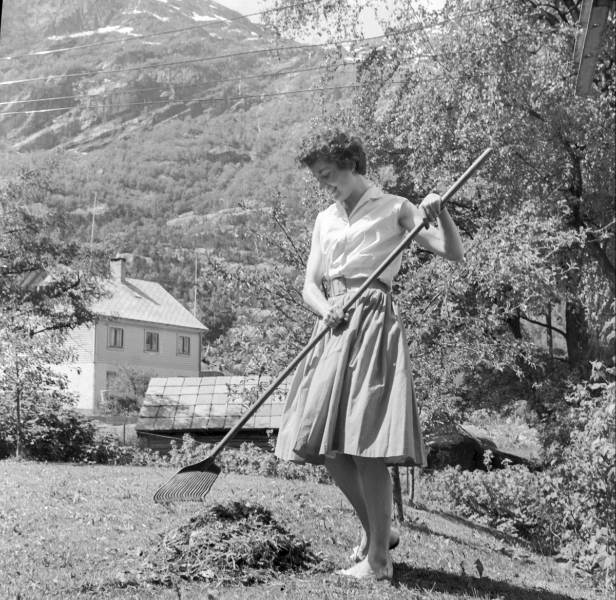 Kirsten Moe Christensen rakar i hagen.