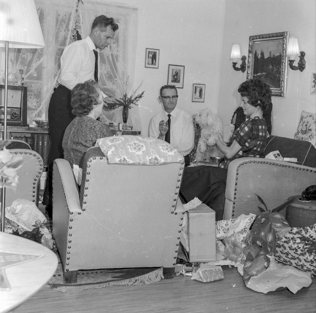 Familien Moe i stova på julafta.