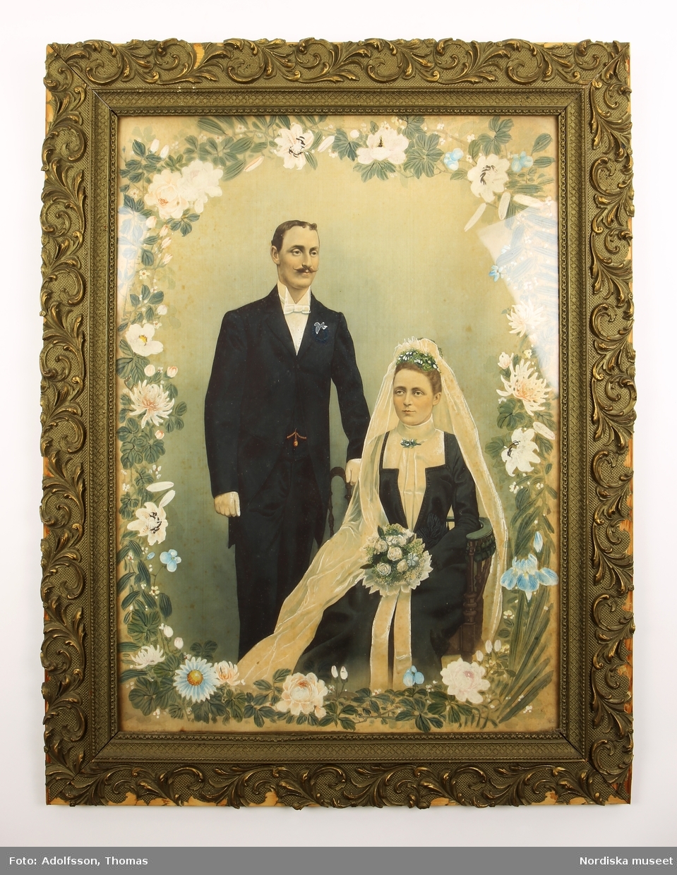 Bröllopsfotografi, dubbelporträtt av man och kvinna iförda bröllopsdräkt.
