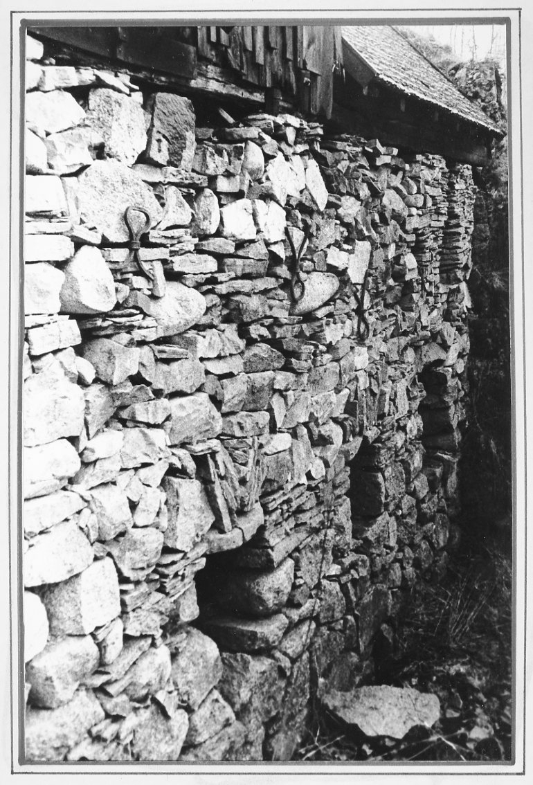 Stenväggen till Jersalems kvarn, norra sidan mot fallet med ett flertal ankarslut.