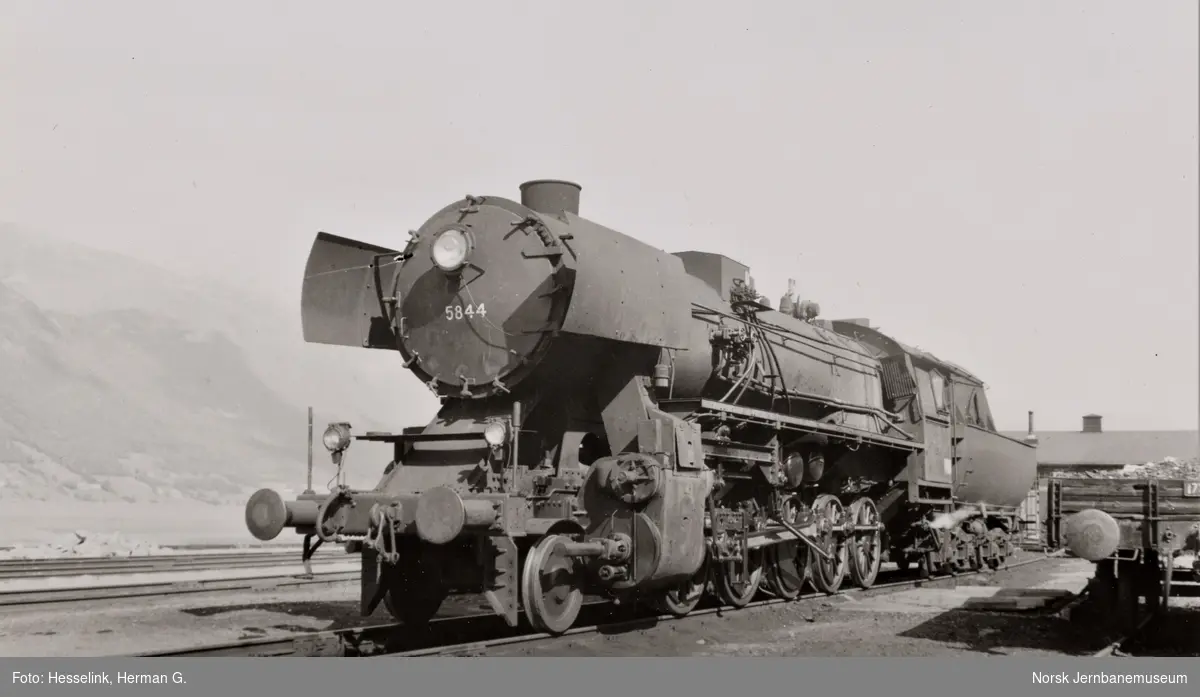 Damplokomotiv type 63a nr. 5844 ved lokomotivstallen i Åndalsnes