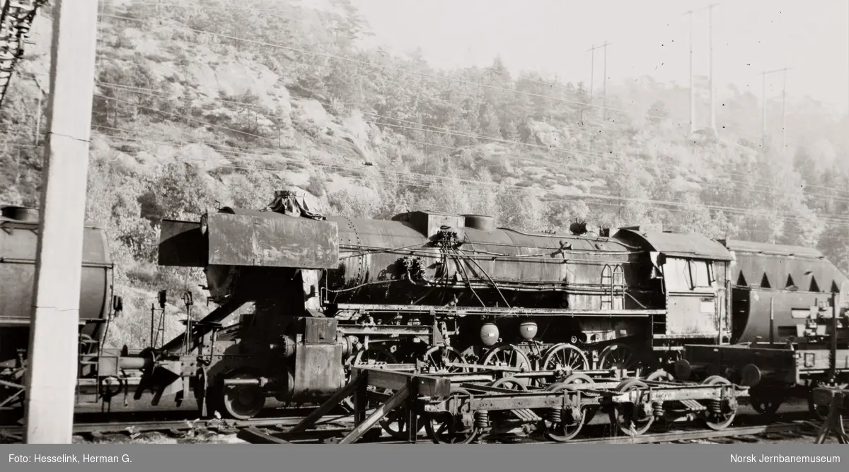 Damplokomotiv type 63a hensatt ved NSB verksted Krossen