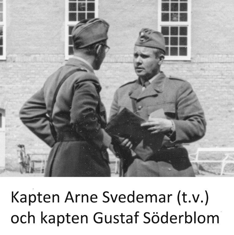 4. komp, plutonchefsskolan hösten 1957. 
Kompanichef kapten Söderblom och ställföreträdare kapten Svedemar i samspråk på kaserngården.