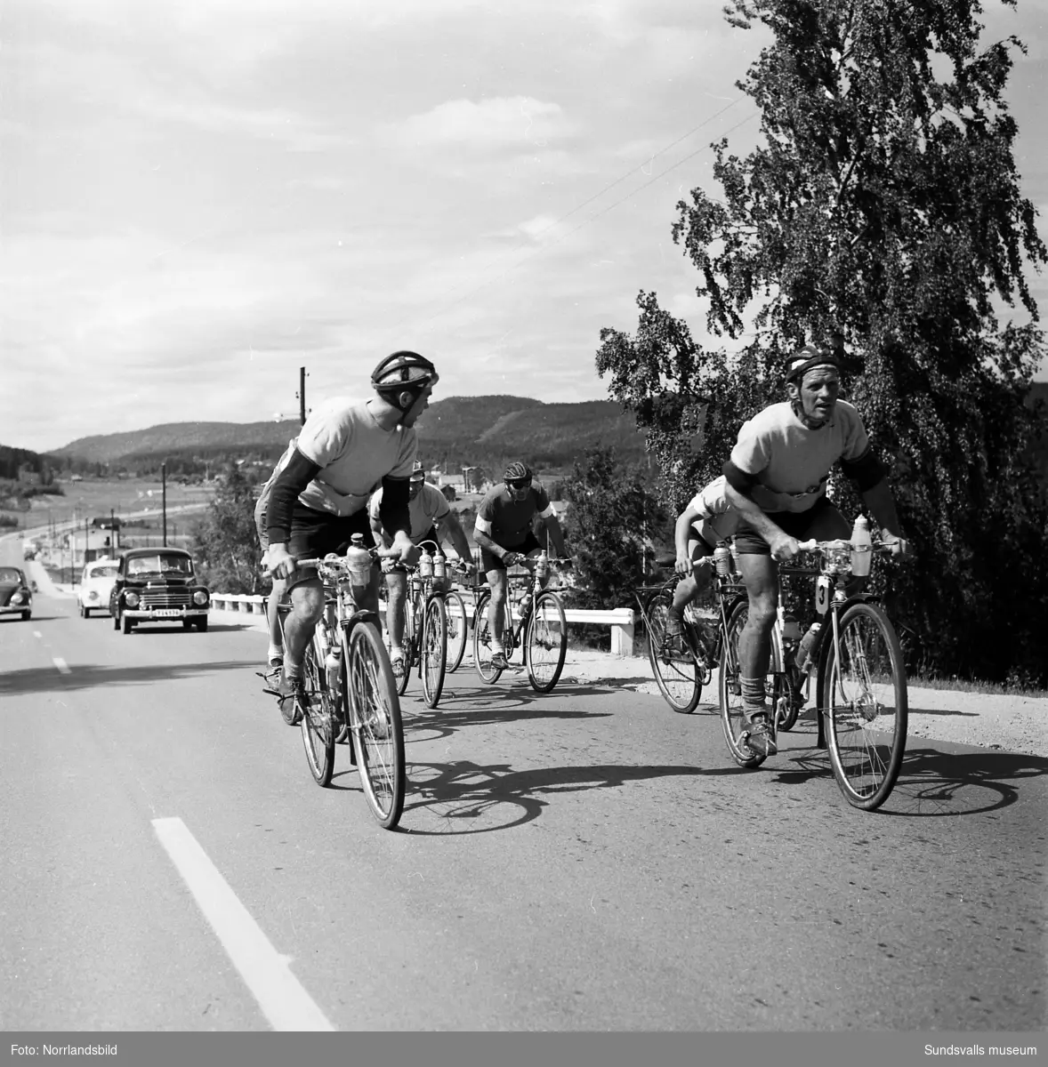 Cyklisterna i Sverigeloppet 1957 på sin färd genom Sundsvall.