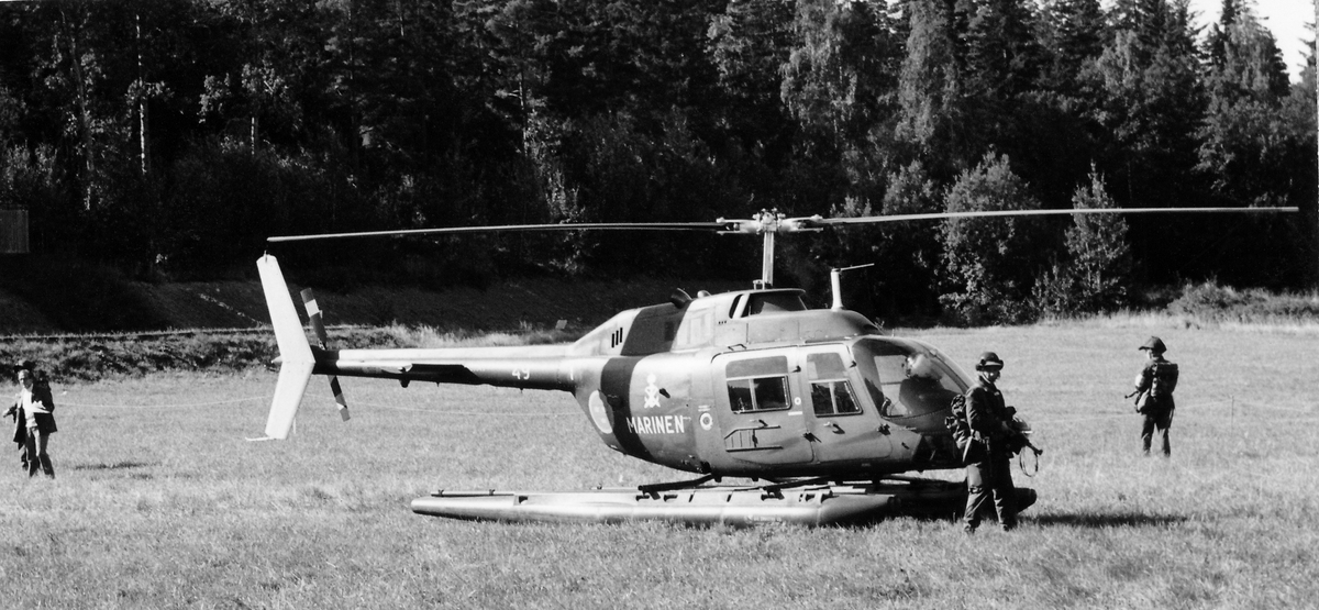 Förevisning avseende exempel på ingripande vid incident, den 19 augusti 1971.
Bevakning av landad helikopter.