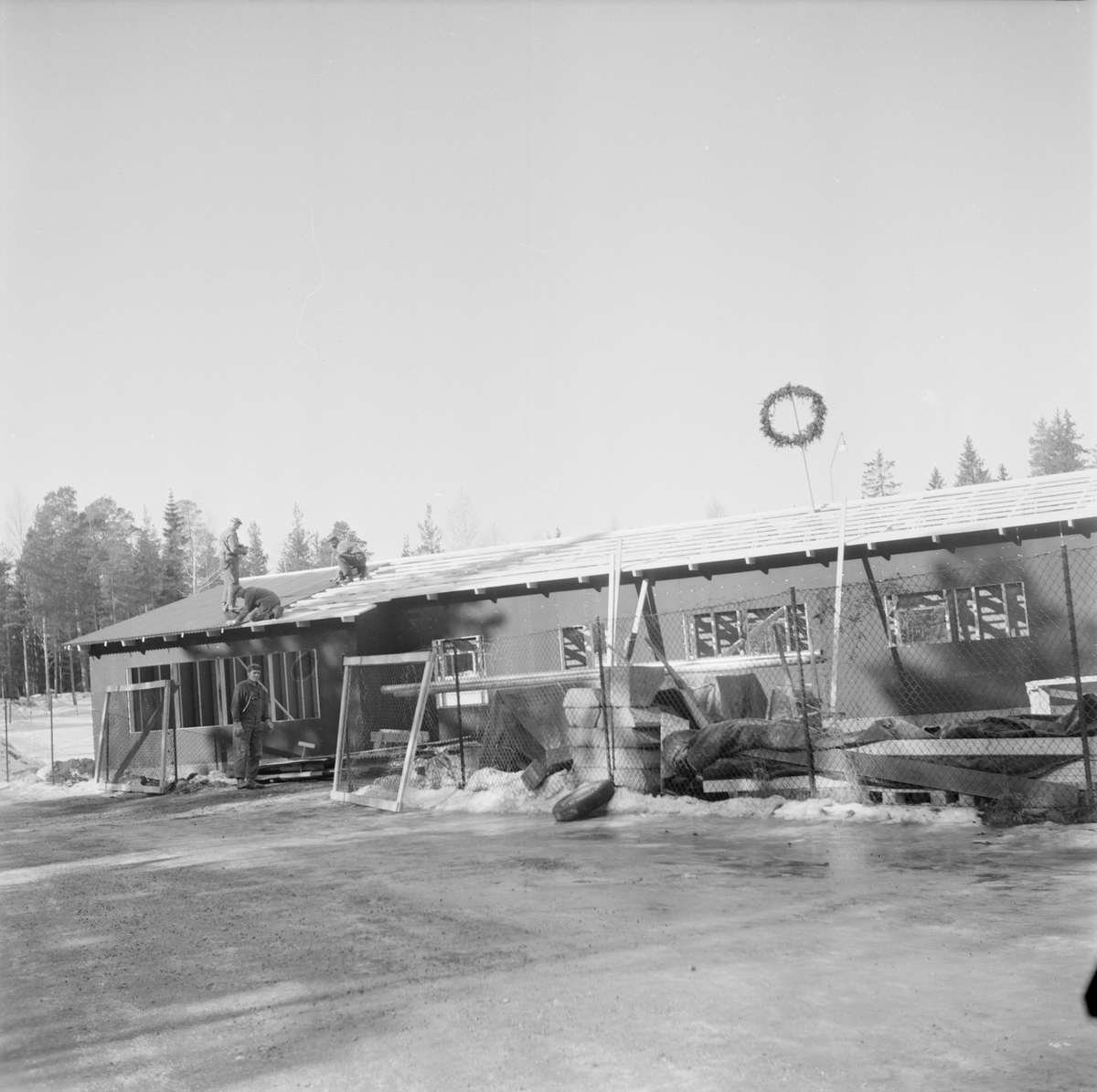 Taklagsfest vid Vegavallen, Uppland, mars 1972
