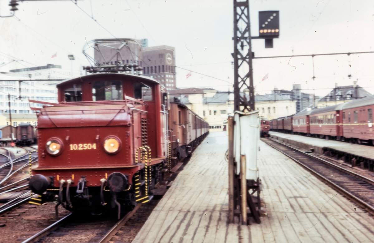 Elektrisk lokomotiv El 10 2504 i skiftetjeneste på Oslo Vestbanestasjon