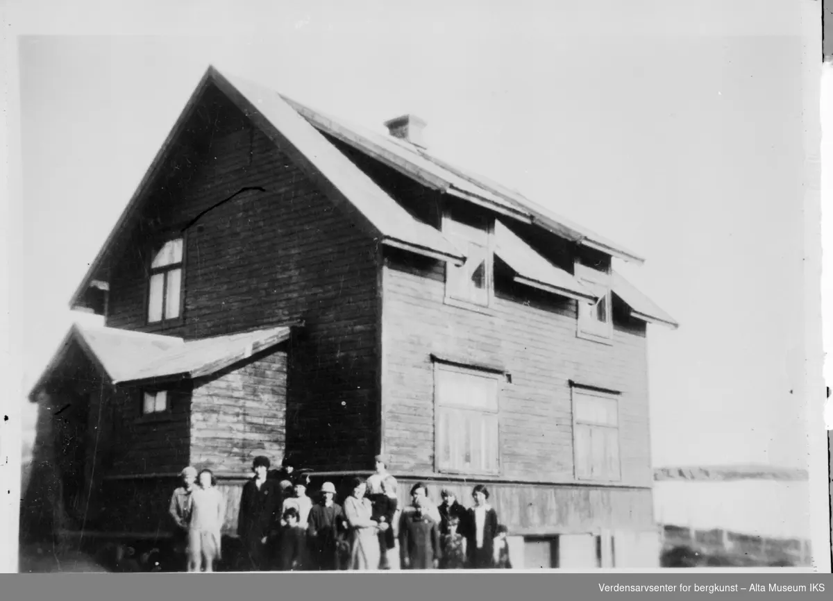 Pikeforeningen på Årøya fra før krigen foran Magnus Strøm's hus.