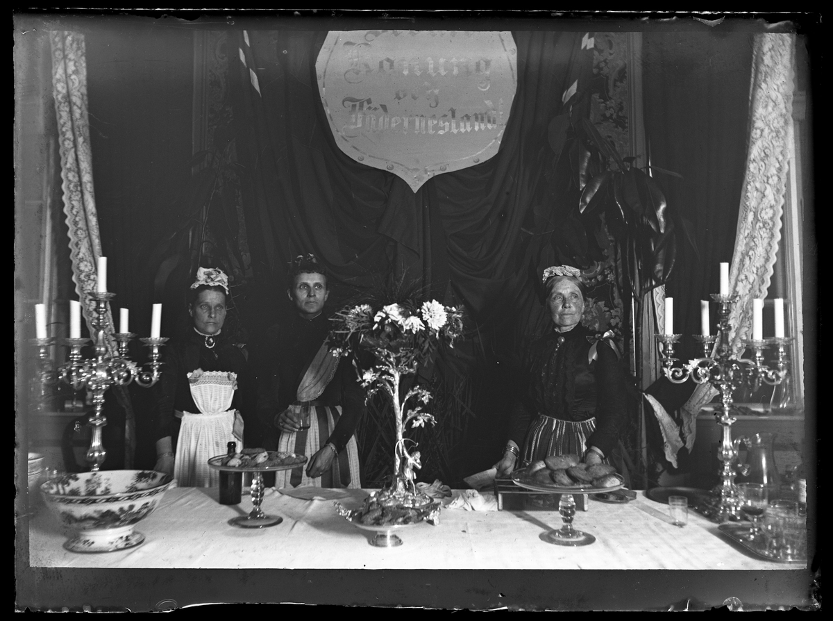 Muntra fruarne, tre kvinnor för "Konung och fädernesland", välgörenhetsförsäljning, Västmanland.