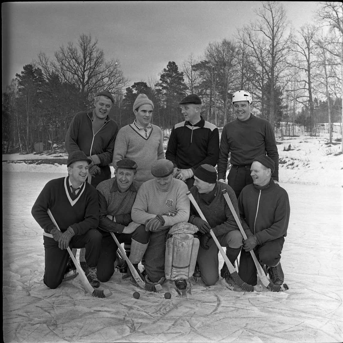 Lagbild med Gränna AIS veteranlag i bandy 1966. På bilden syns Lennart Blom, H Magnusson, I Karlsson, I Lagosi, S-E Thörn, "Kanon" Moreau, "Lalle", "Rulle" och "Knatten. De befinner sig sannolikt på Åsavallen, Grännaberget.