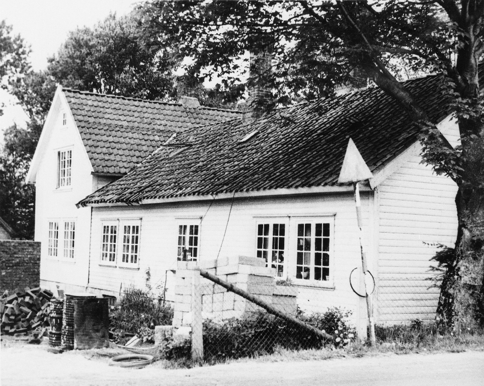 Våningshuset på garden til Halvar Hognestad, bygd i 1854, påbygd 1925, rive i 1960 åra.