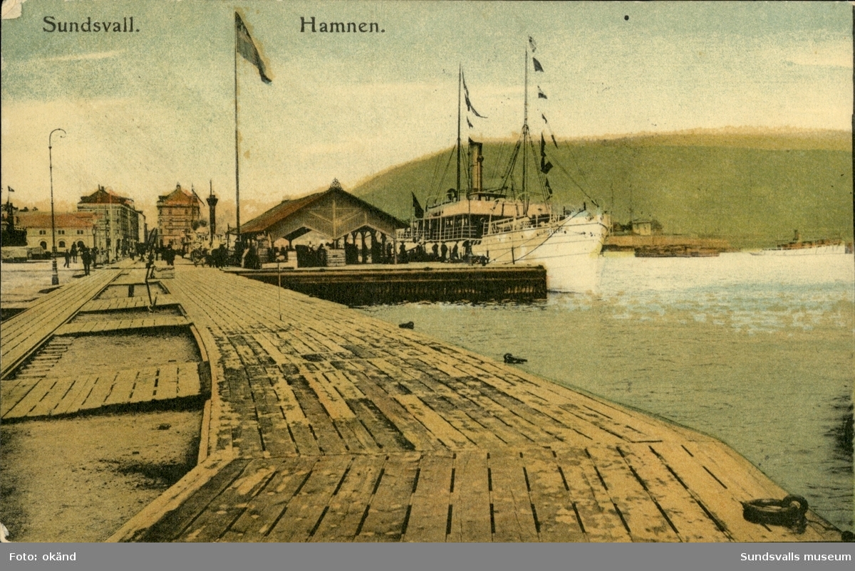Vykort med motiv över hamnen och passagerarbåtarna i Sundsvall.