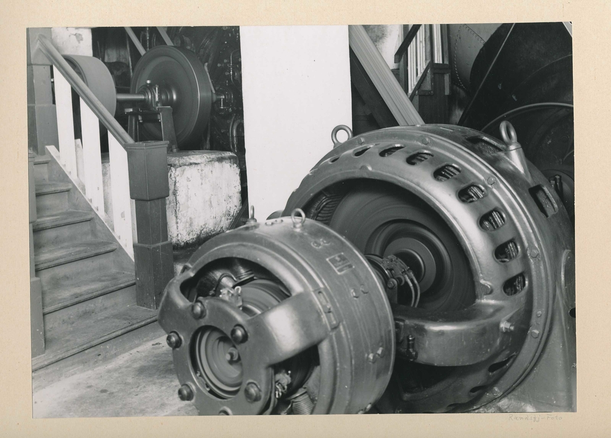 Generator koblet til driftsturbin i turbinrommet i det gamle tresliperiet. 