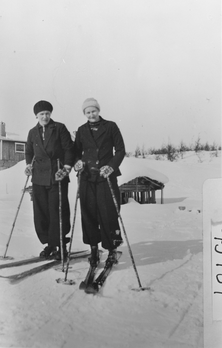 To kvinner på skitur