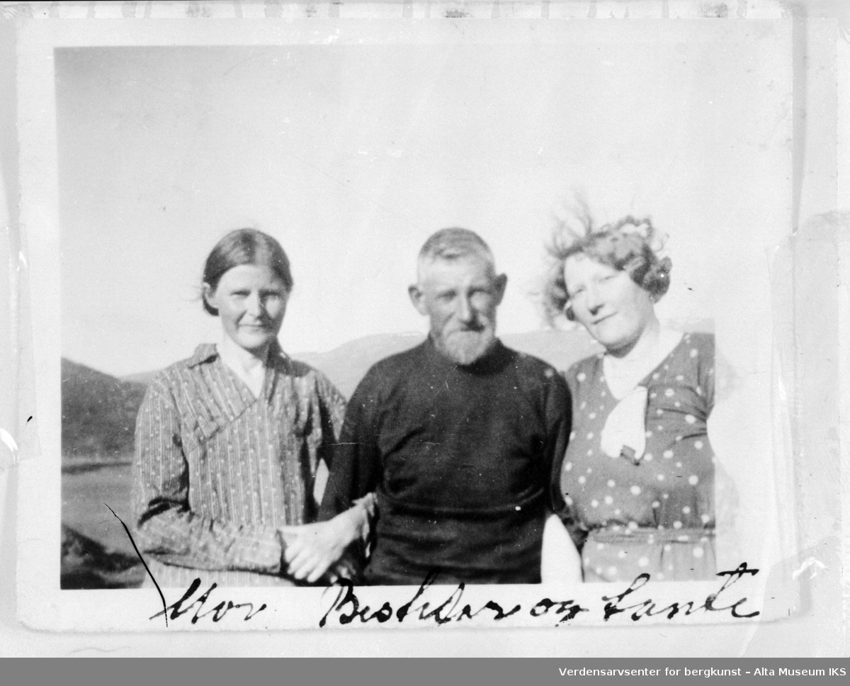 Familiebilde på Årøya av Johanne, Johan og Marie med fjell i bakgrunn,