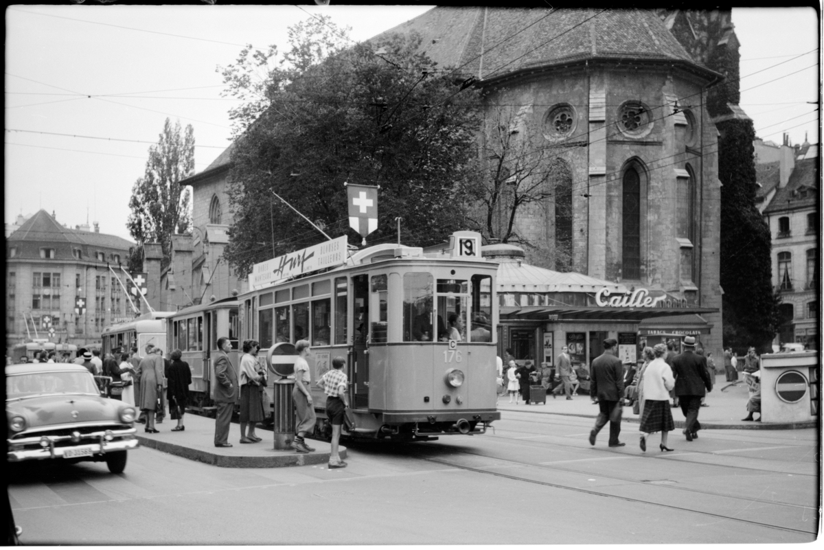 Vid hållplats utanför Église Saint-François kyrka på Place Saint-Francois kliver resande på spårvagn 176 i Lausanne i Schweiz.